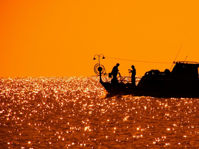 Fiskebåt i solnedgång